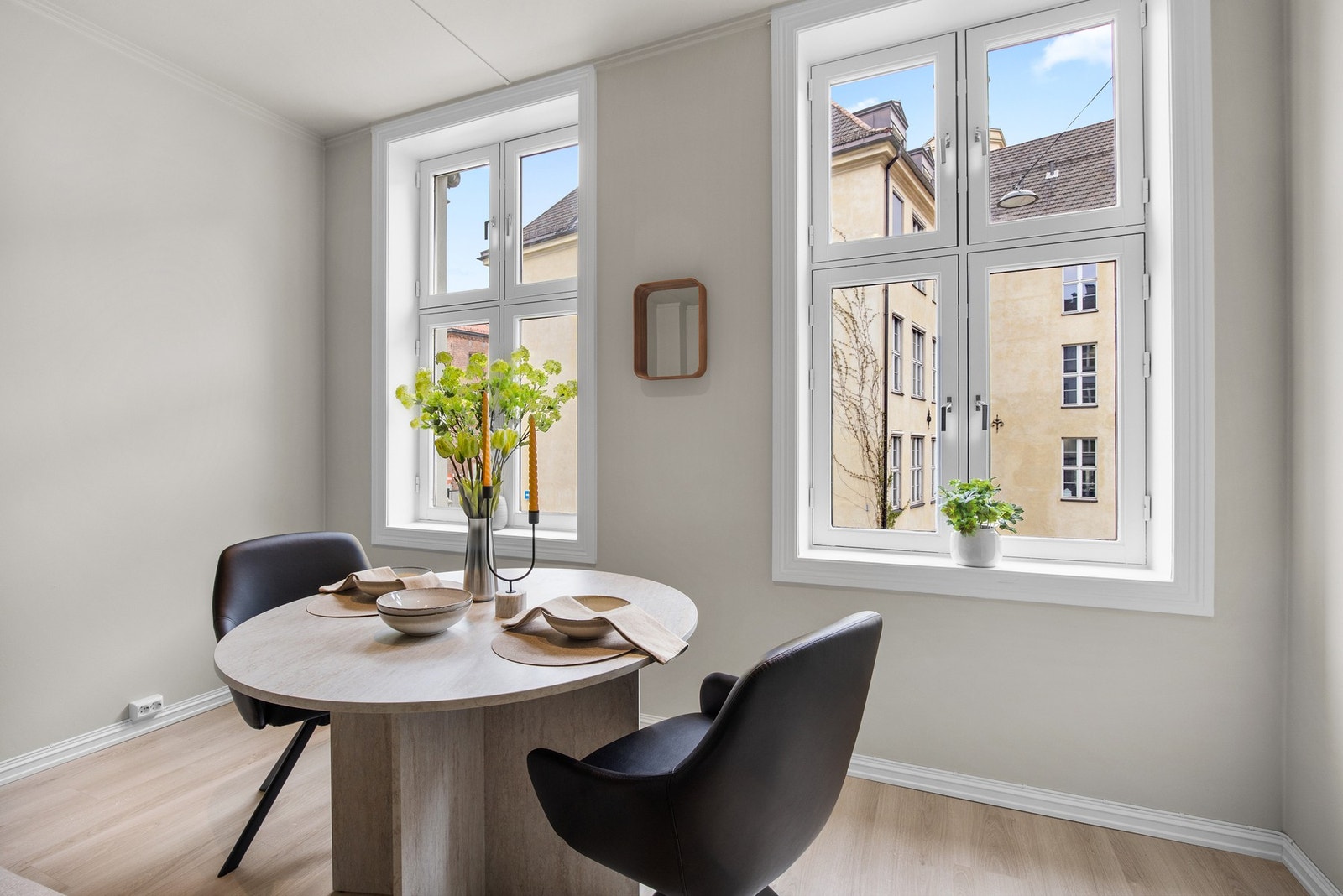 En-stavs laminatgulv og malte veggeflater. Galleribilde