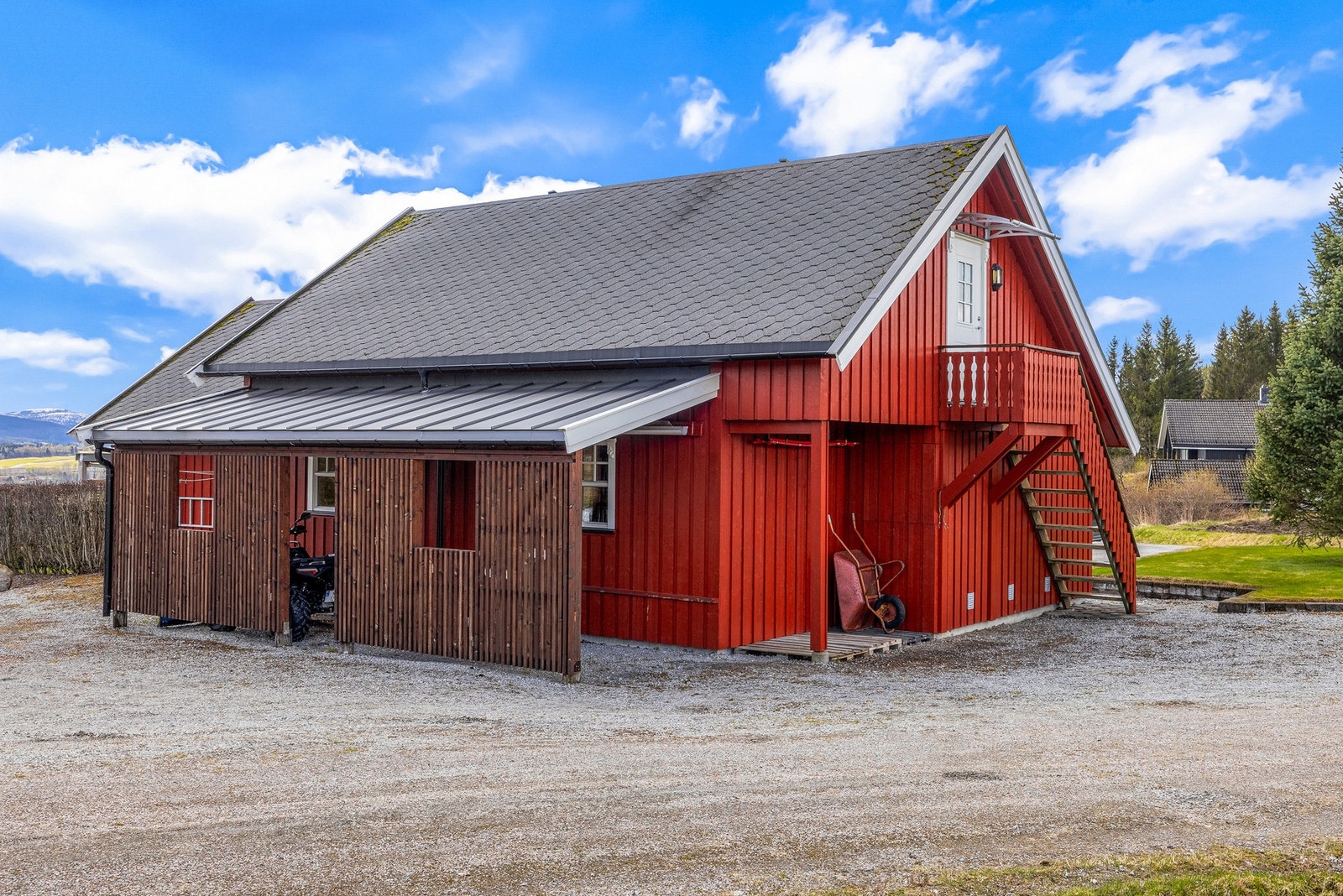 Bygget har rikelig med bruksmuligheter. Carport ble tilbygd i 2020 Galleribilde