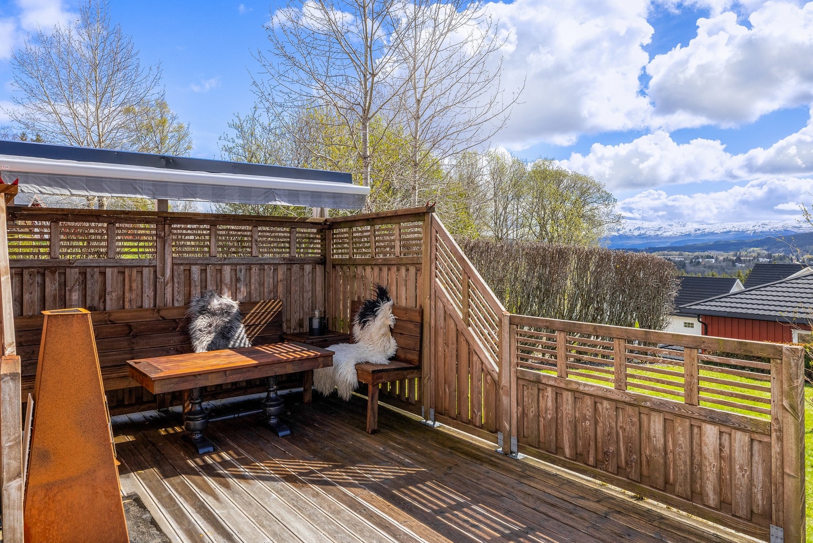 Skjermet og hyggelig terrassesone Galleribilde