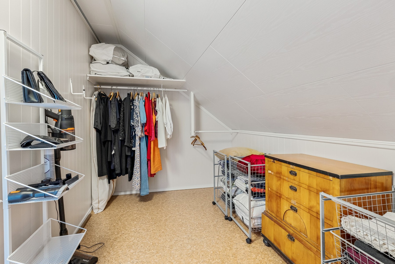 God oppbevaringsplass med totalt fire boder i boligen Galleribilde