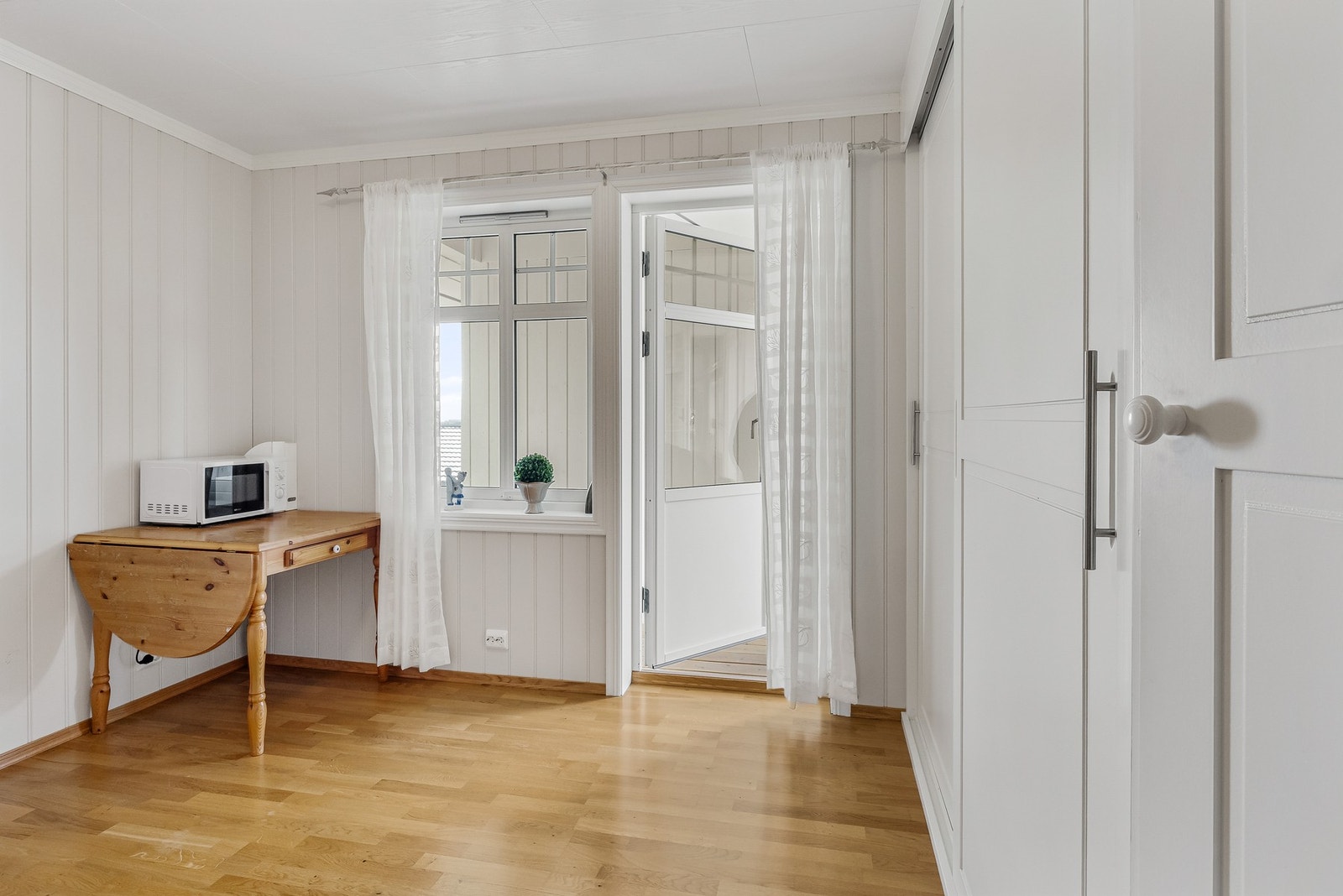 Soverommet på hovedplanet har egen utgang til terrassen Galleribilde