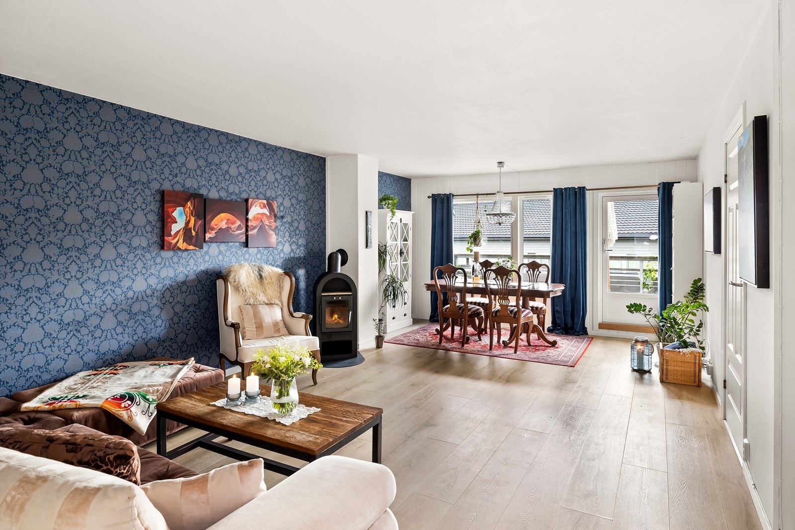 Den åpne stuen har god plass til både sofagruppe og spisebord. Galleribilde