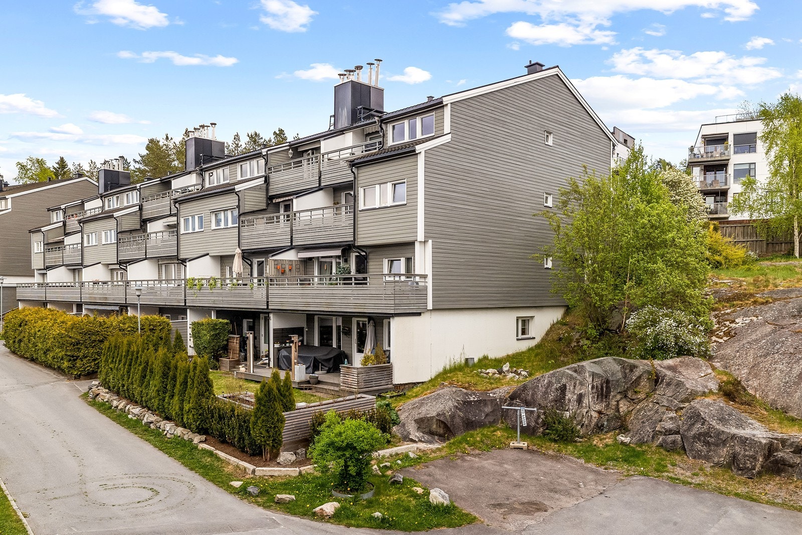 Eiendommen er en del av Lyngåsen Borettslag, som består av 215 andeler. Galleribilde