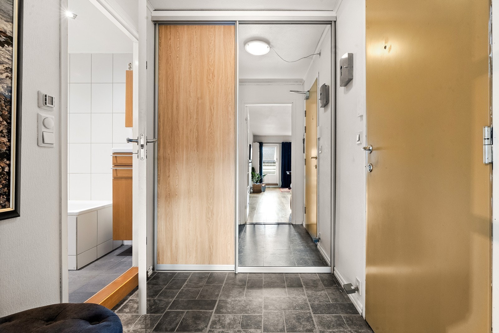 Gangen har plass til oppbevaring. Entrédøren er brann- og lydklassifisert for ekstra trygghet. Galleribilde