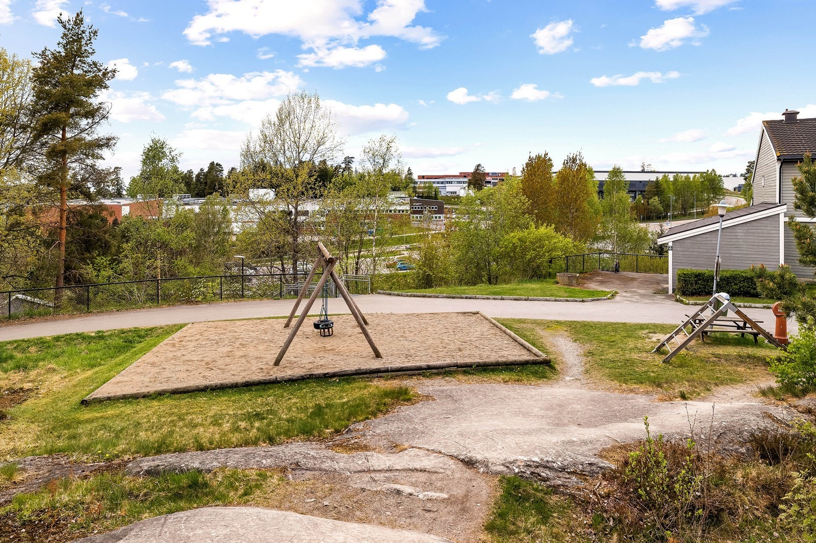 Borettslaget har flere lekeplasser tilgjengelig for beboerne. Galleribilde
