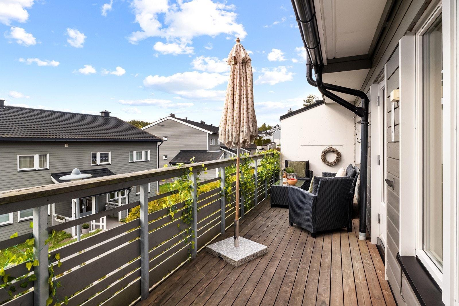 Den romslige, nordvestvendte balkongen har god plass til en sittegruppe og er lagt med impregnerte terrassebord. Galleribilde