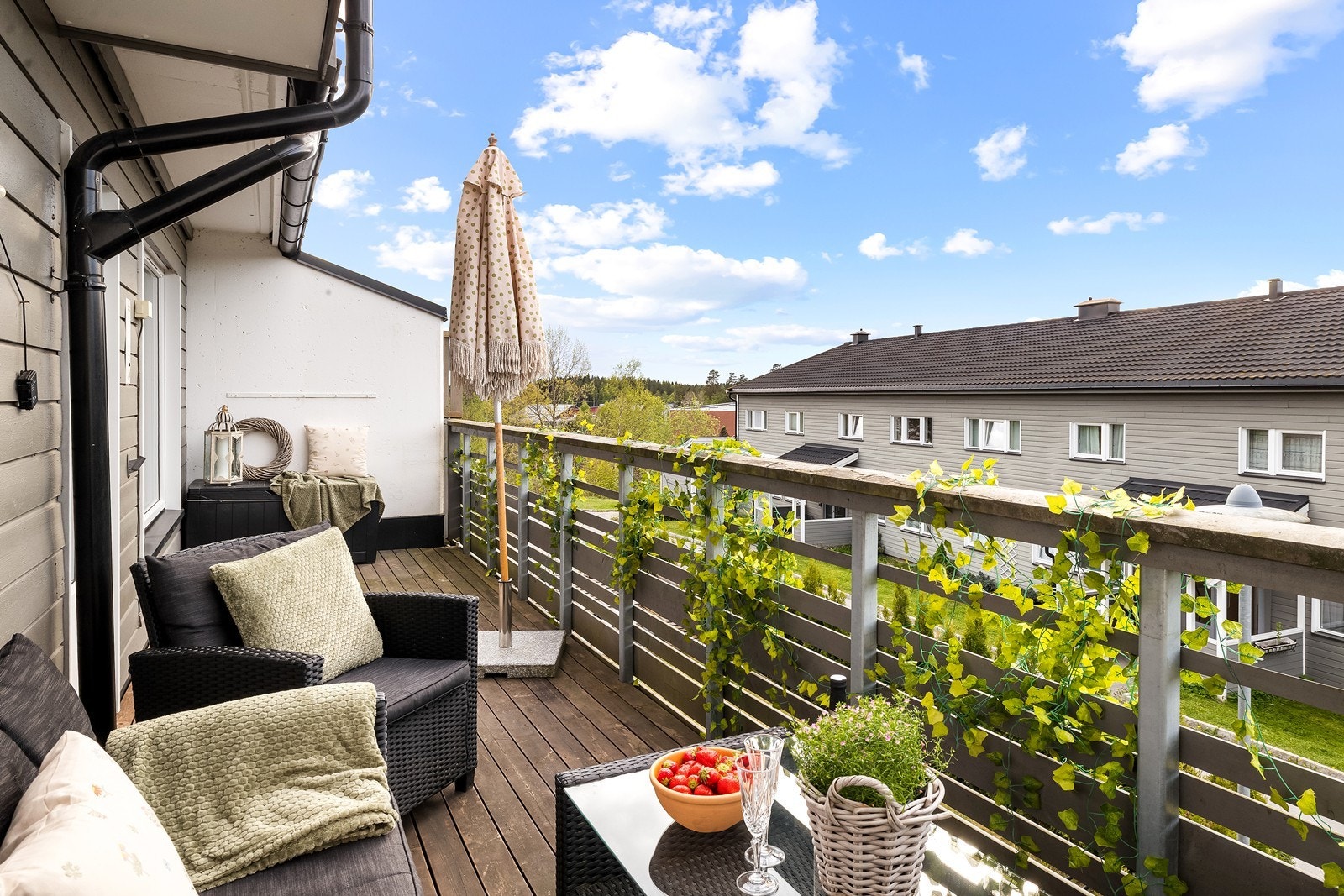 Balkongen er på 13 m² og har fleksible møbleringsmuligheter. Galleribilde
