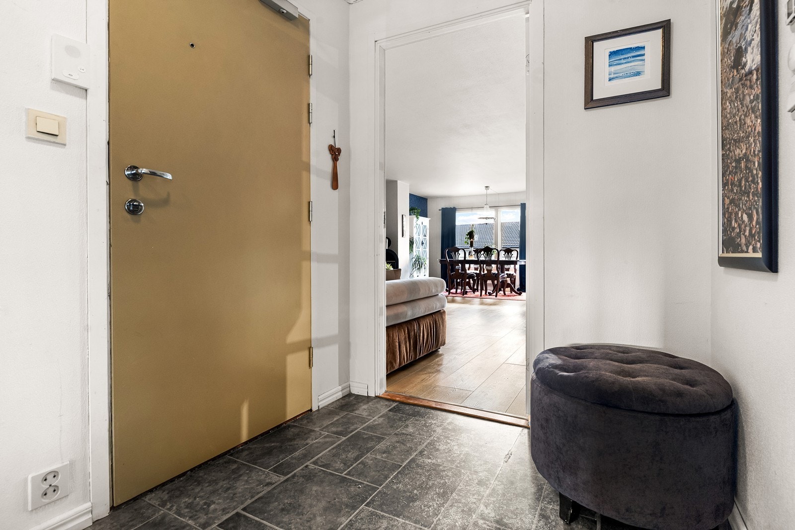 Fra gangen er det direkte inngang til leilighetens sosiale sone. Galleribilde