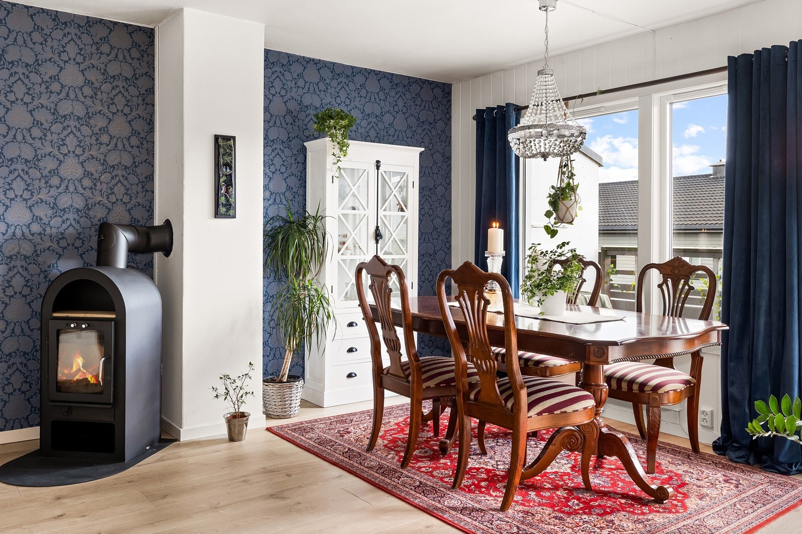 Spisestuen er plassert ved vinduene, med utgang til balkongen gjennom en malt tredør med 2-lags isolerglass. Galleribilde