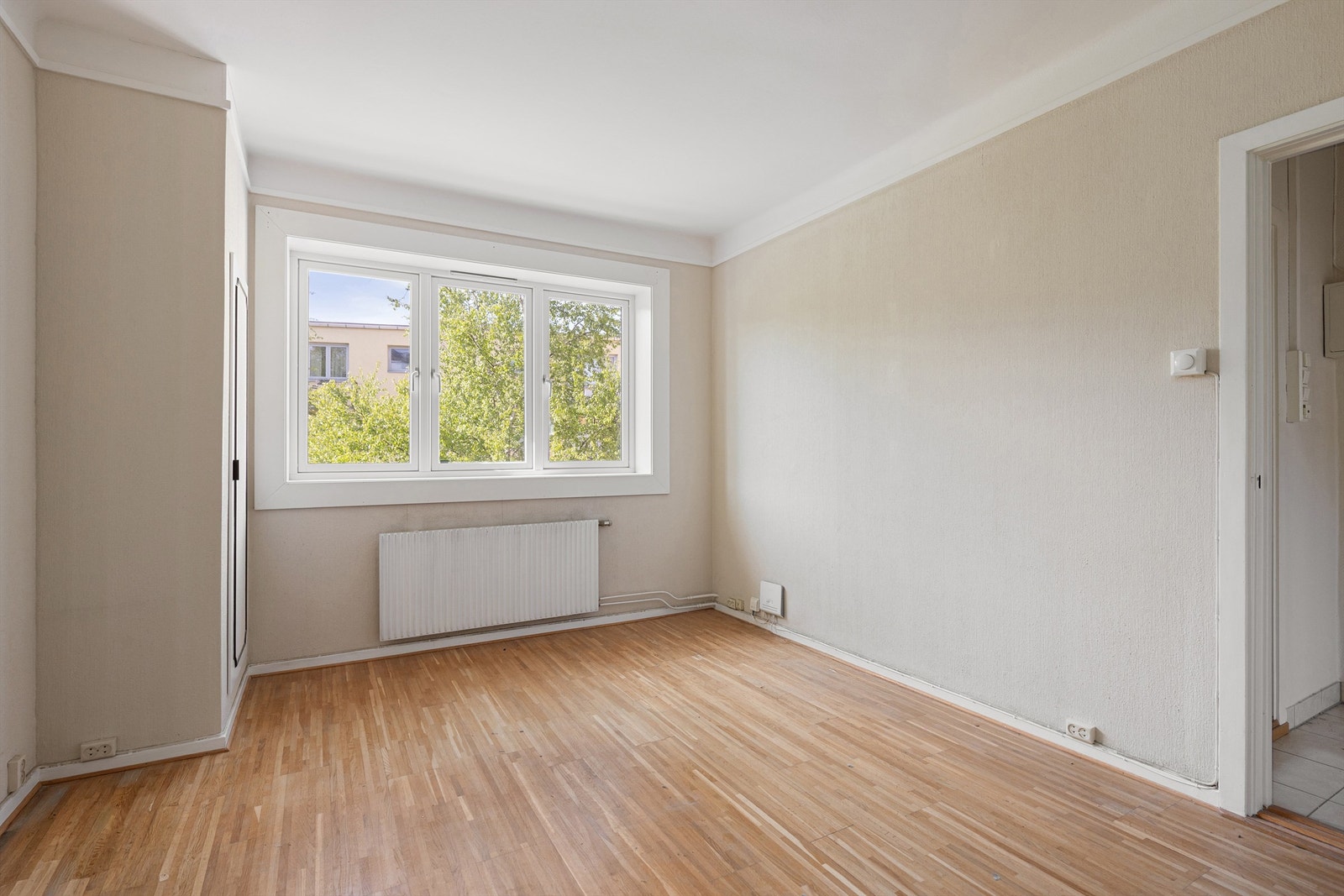 Rommet har god plass til en dobbeltseng med nattbord på hver side samt et garderobeskap Galleribilde
