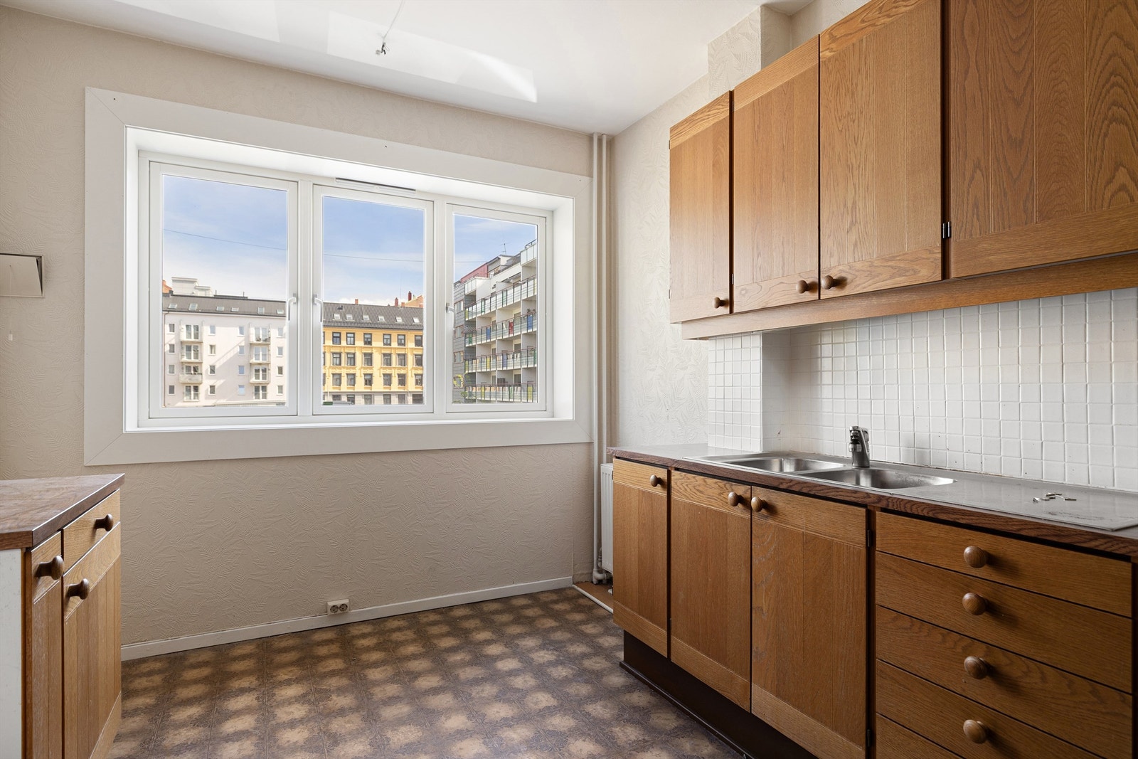 På kjøkkenet er det plass til et koselig frokostbord foran vinduet Galleribilde