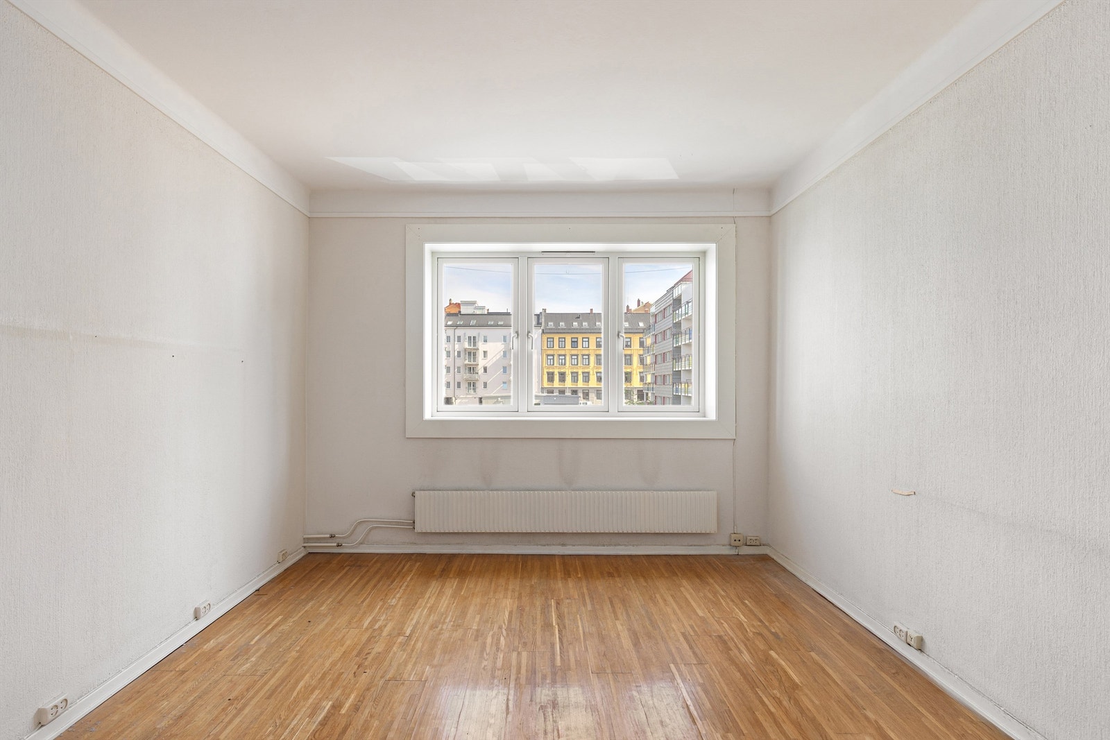 Romslig stue med store vindusflater som slipper inn mye naturlig lys. Stuen har god plass til både en sofa med mediemøblement og et spisebord Galleribilde