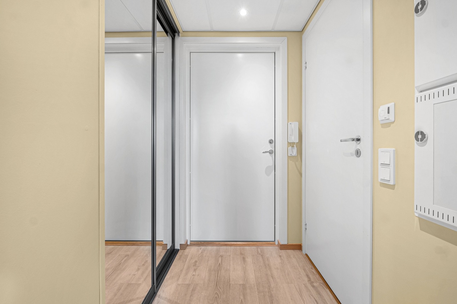 Praktisk entré med skyvedørsgarderobe for effektiv oppbevaring av yttertøy. Galleribilde