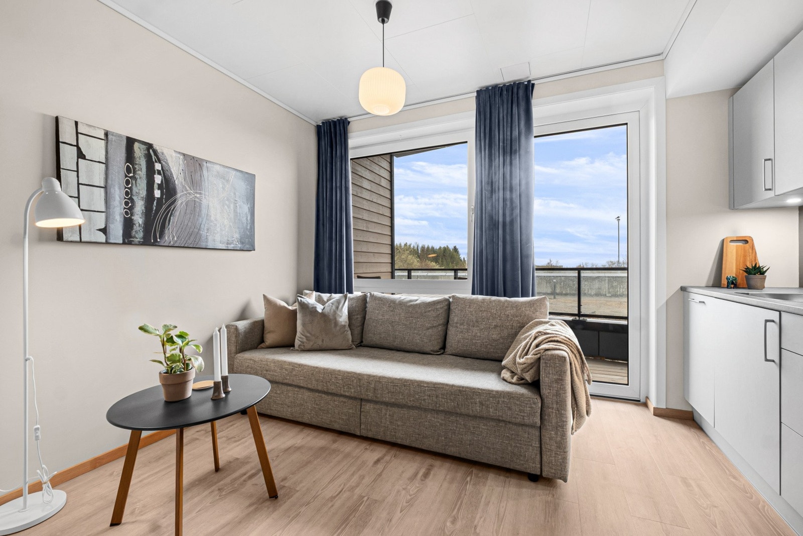 Store vindusflater slipper inn rikelig med dagslys og gir direkte utgang til balkongen. Galleribilde