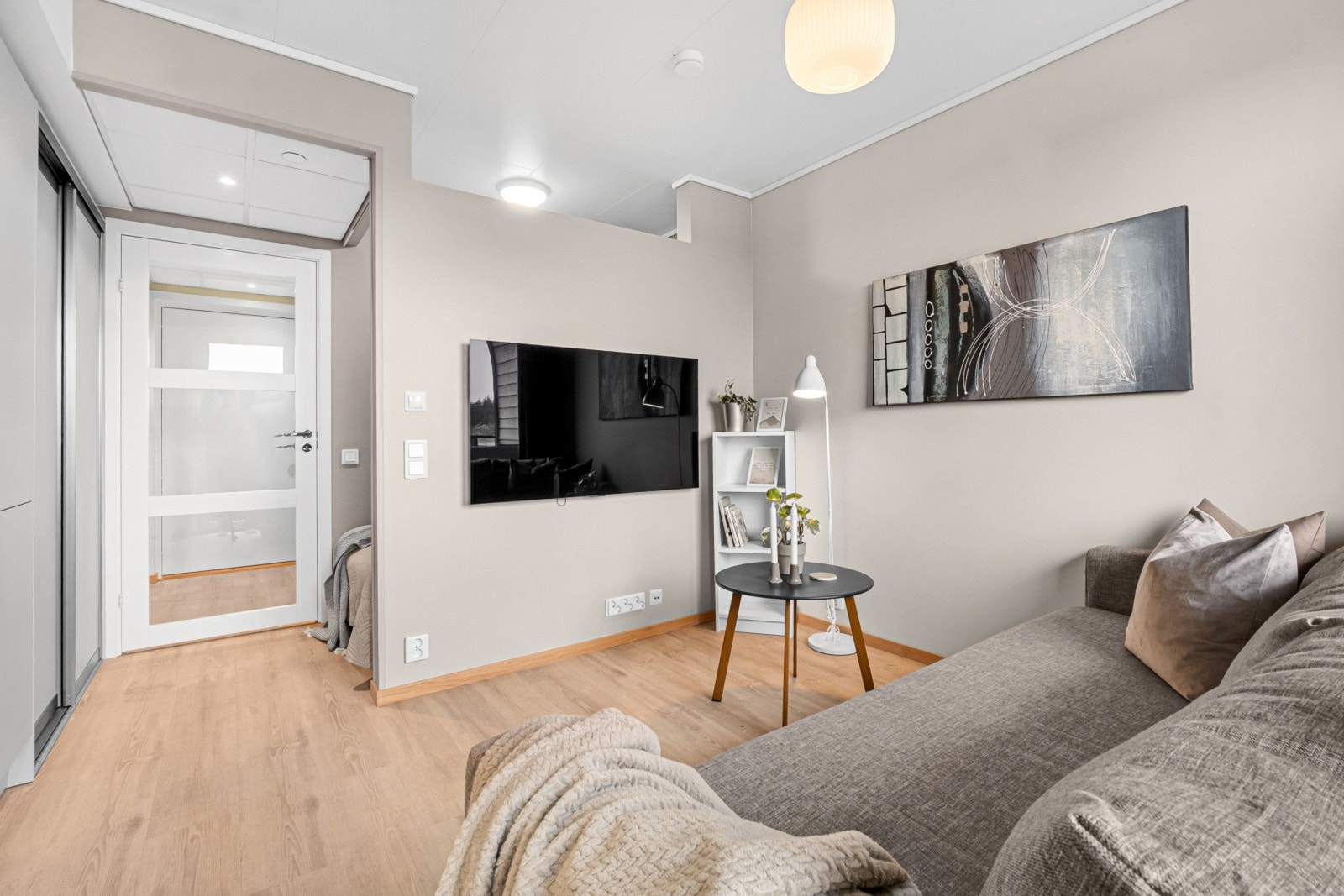 Romdeleren bevarer en åpen romfølelse, samtidig som den definerer sonene i leiligheten. Galleribilde