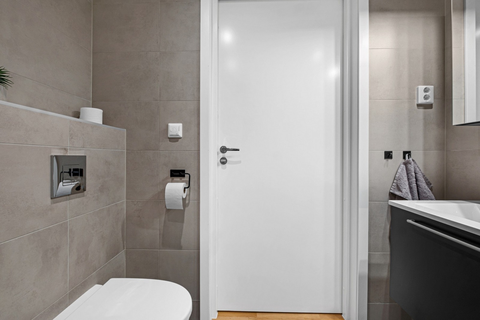 Badet er utstyrt med vegghengt toalett, som forenkler renholdet. Galleribilde