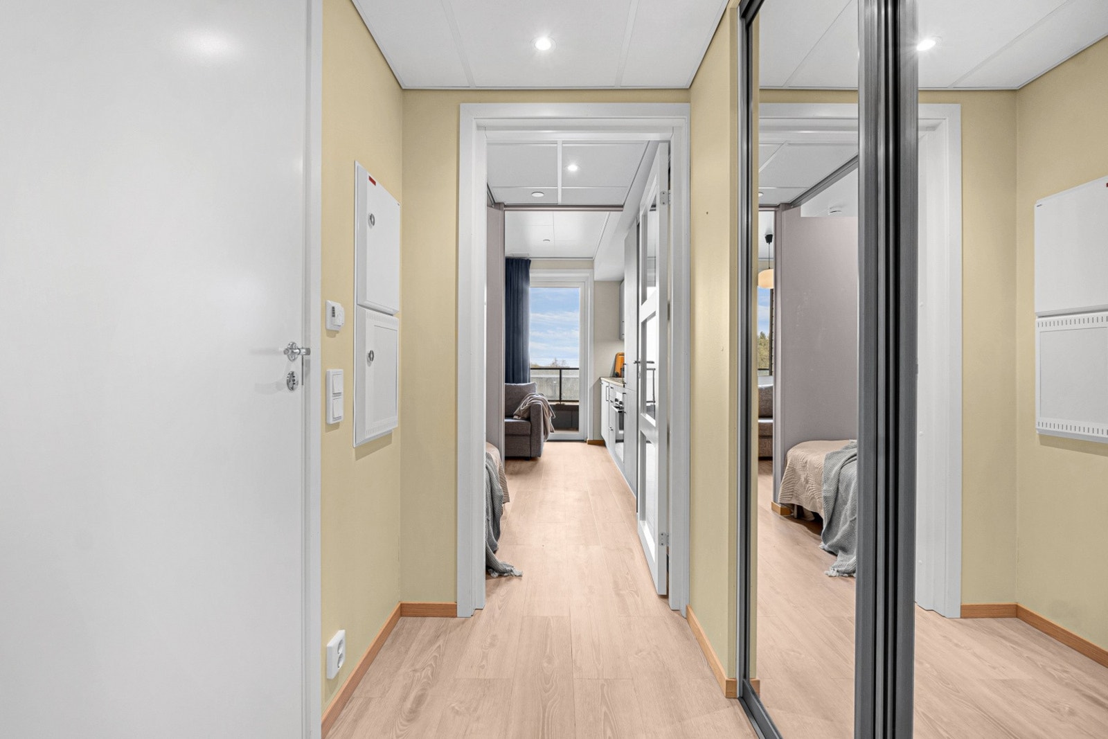 Fra gangen er det direkte inngang til badet, og den åpne løsningen leder deg videre inn i stuen. Galleribilde