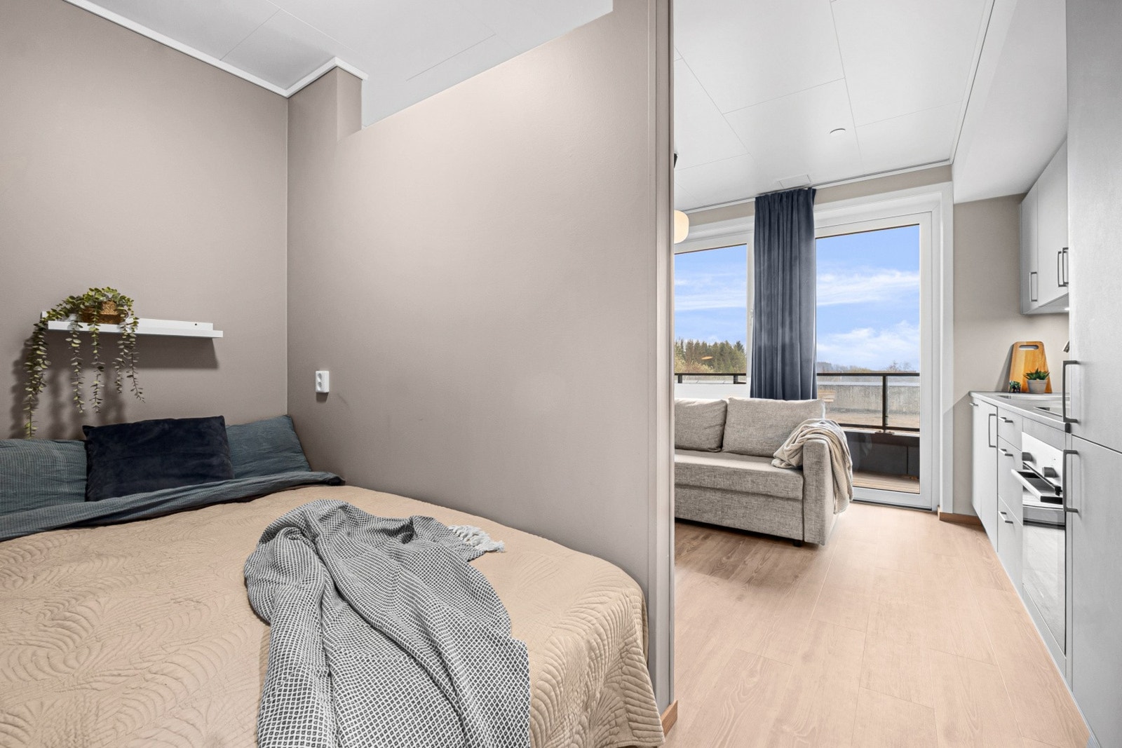 Leiligheten har en smart planløsning med en adskilt sovealkove som skaper en privat og tilbaketrukket sone. Galleribilde