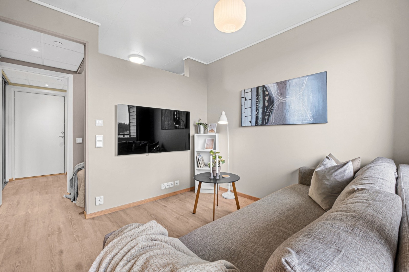 Stuen har plass til en sofagruppe, og en smart romdeler skiller sovealkoven fra oppholdsrommet. Galleribilde