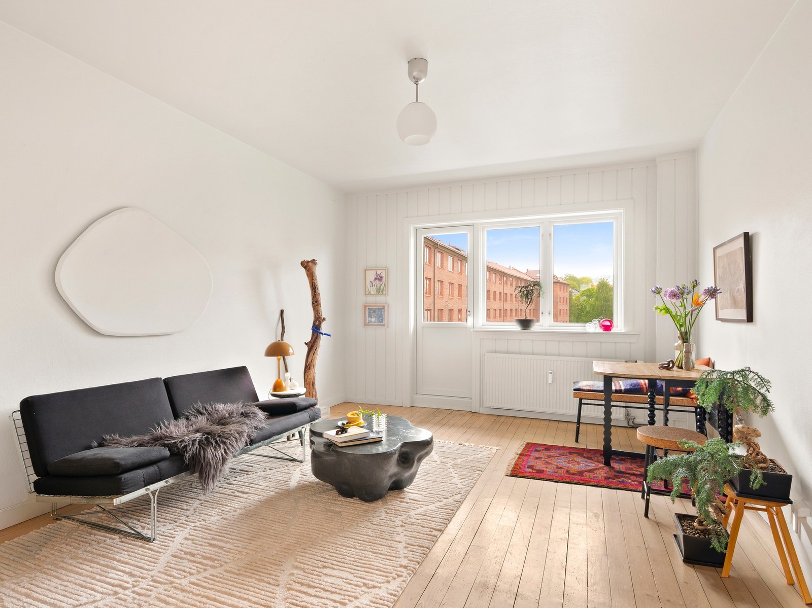 Lys stue med moderne uttrykk og naturlig lysinnslipp Galleribilde