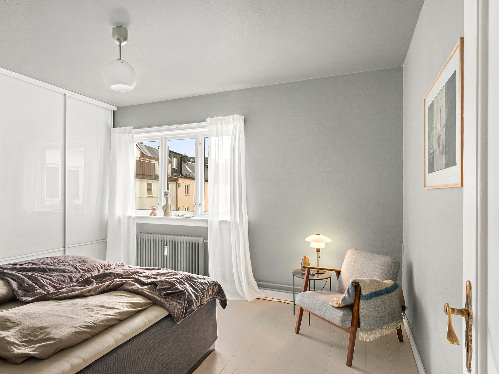 Soverom med plass til dobbeltseng og garderobe Galleribilde