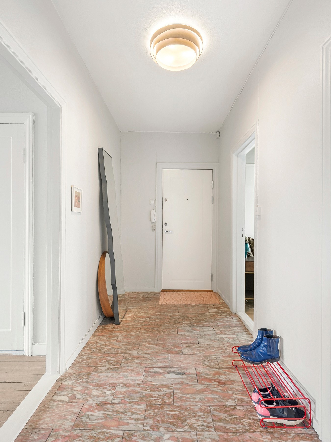 Lys entré med god adkomst til alle rom i leiligheten Galleribilde