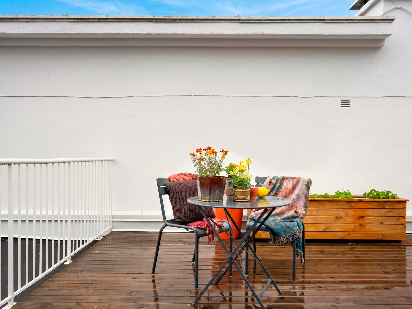 Stor felles terrasse med svært gode solforhold og plass til flere sittegrupper Galleribilde