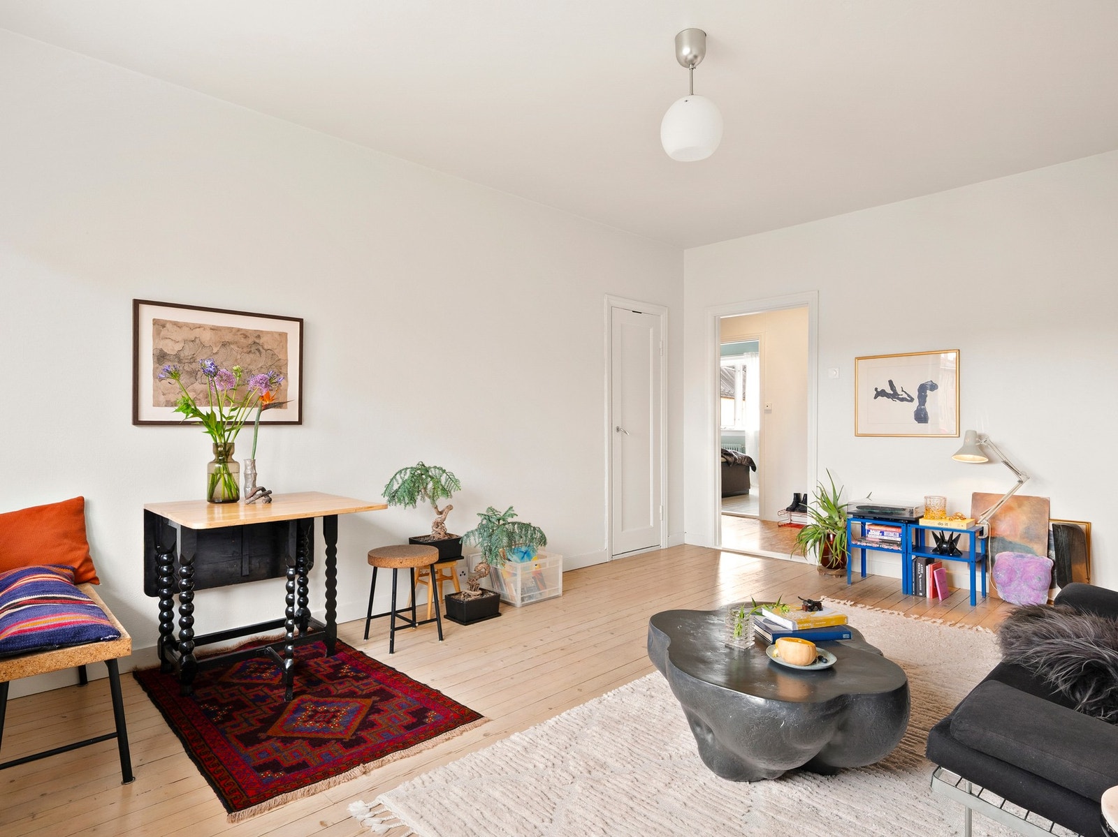 Innbydende oppholdsrom med god plass til sofa- og spisegruppe Galleribilde
