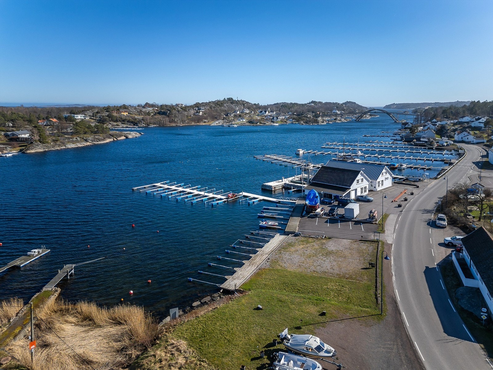 For deg som bor eller har hytte i området er dette en unik mulighet til å skaffe deg tilgang til egen brygge - og for deg som har hytte på en av de fantastiske øyene, måtte dette være en fin mulighet til å få seg sitt faste sted på land Galleribilde