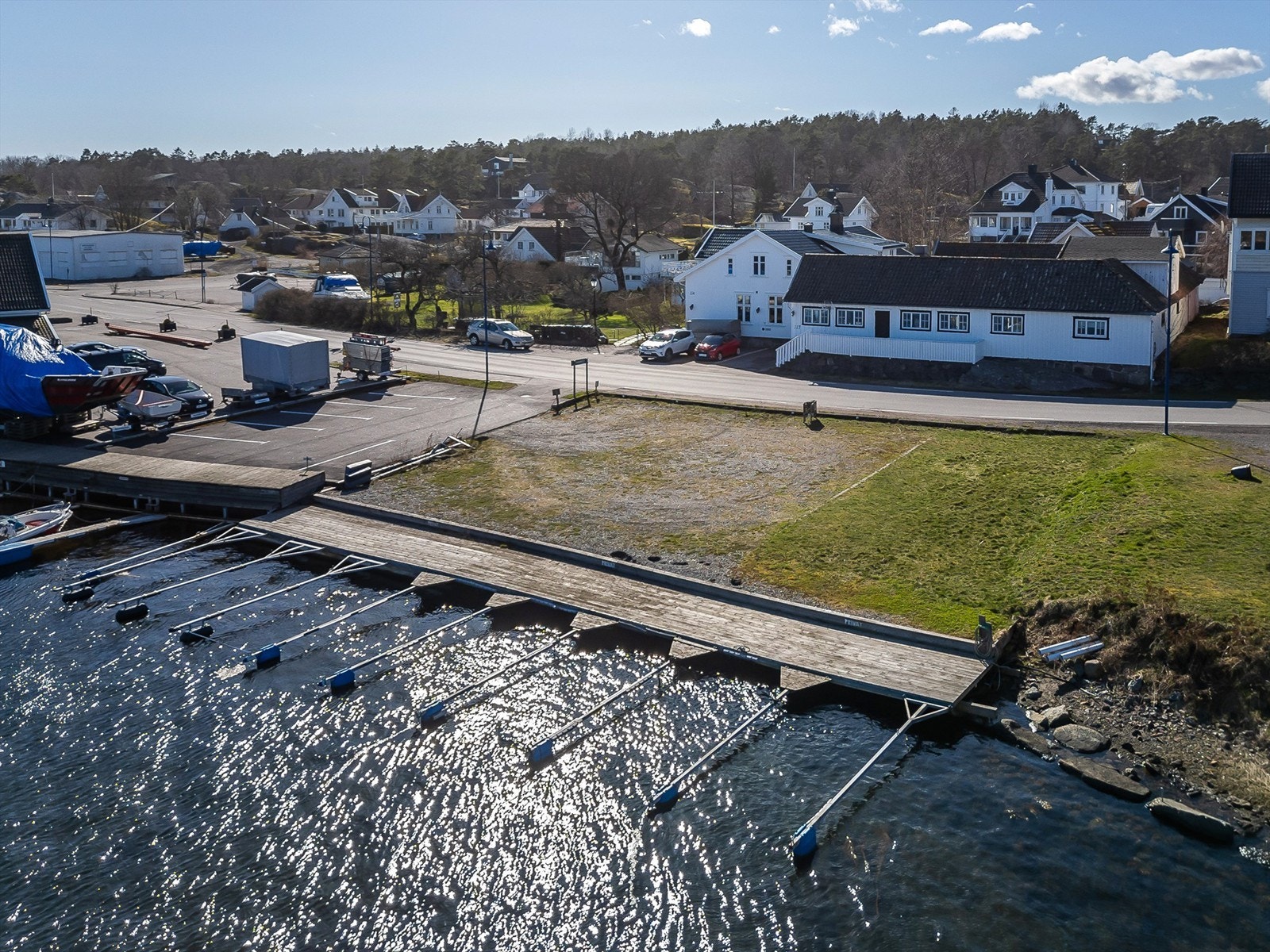 Det er bilvei helt frem og ca. 16 parkeringsplasser på egen grunn. Galleribilde