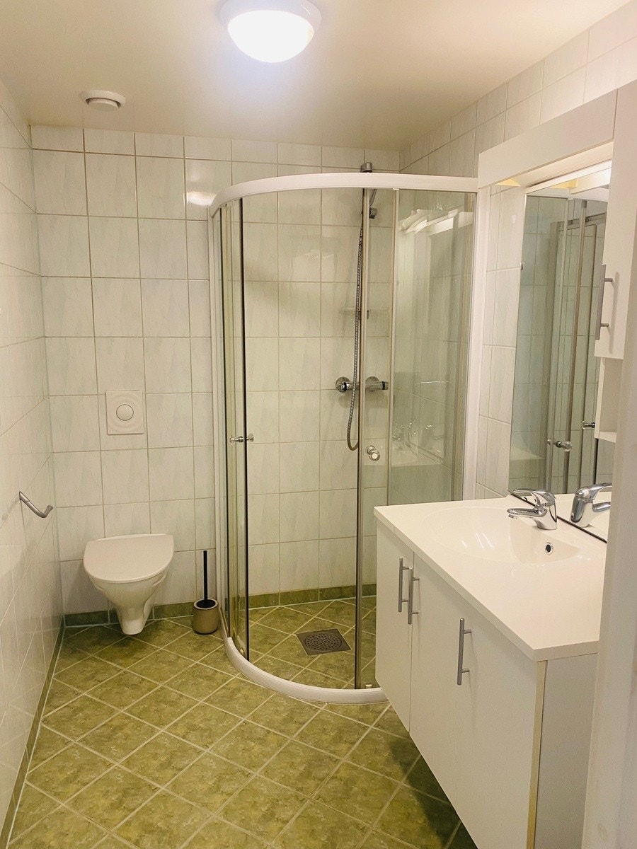 Lyst og trivelig bad/wc Galleribilde