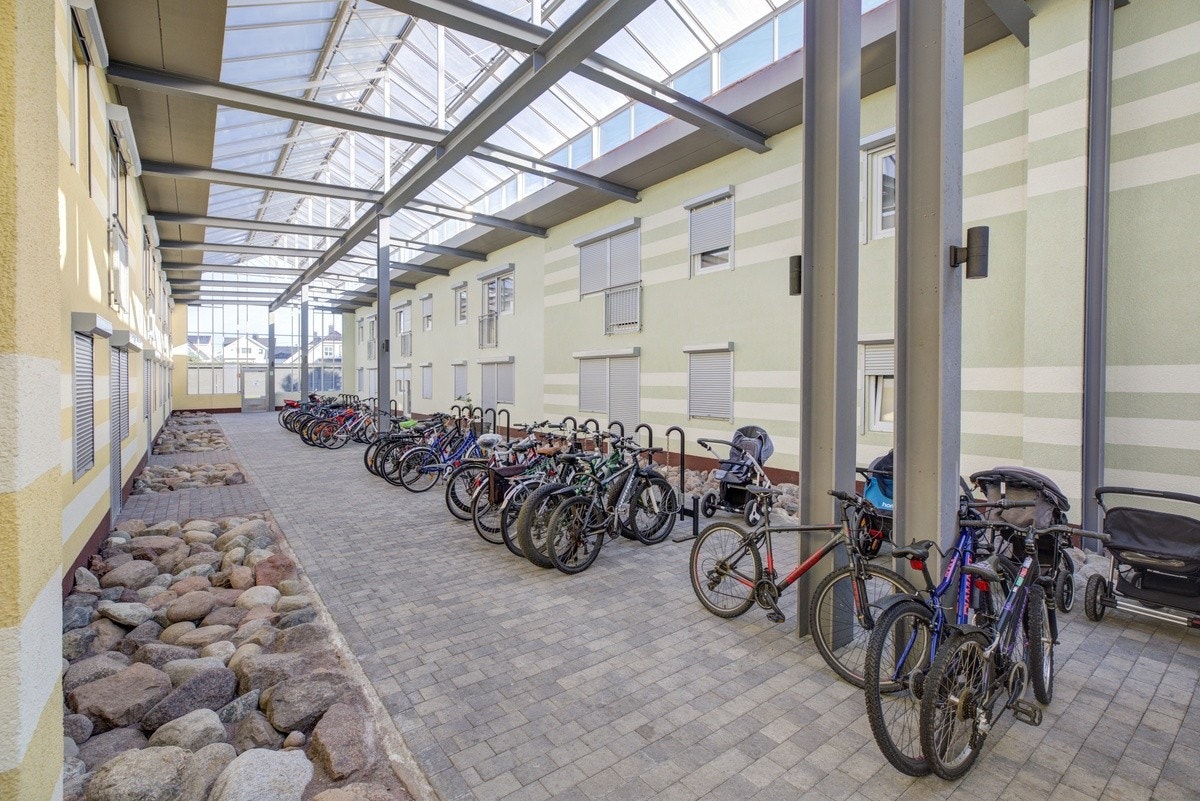 Åpent atrium med sykkelparkering Galleribilde