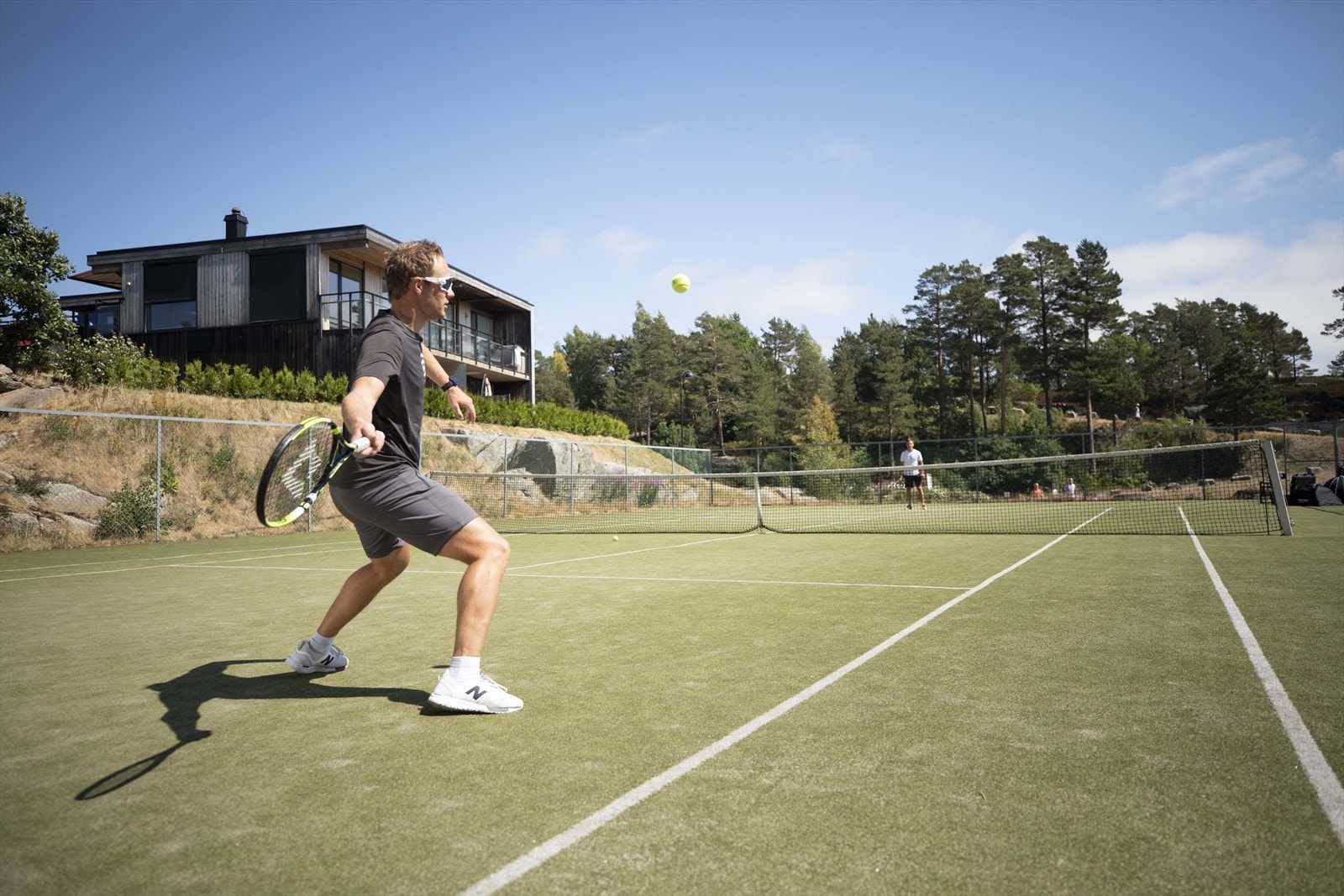 Det er 2 tennisbaner like ved hytta. Galleribilde