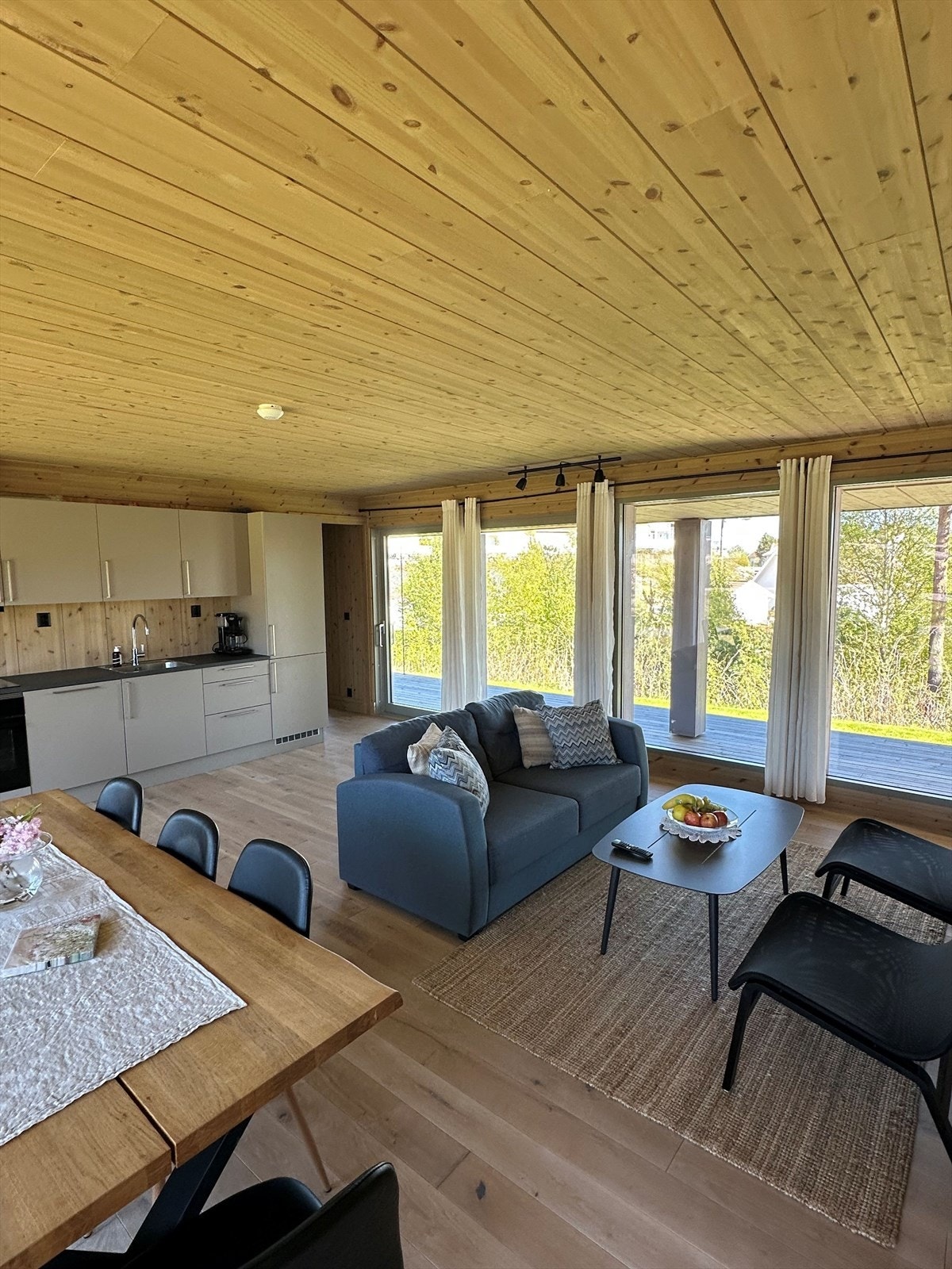 Hytta inneholder: Gang, stue/spisestue/kjøkken, bad/wc, bod og 3 soverom. Galleribilde