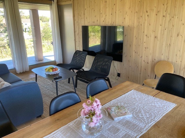 Her har du en praktisk planløsning med et romslig allrom (åpen kjøkken- og stueløsning) i midten og soverom samt bad og boder fordelt på hver side av hytta. Galleribilde