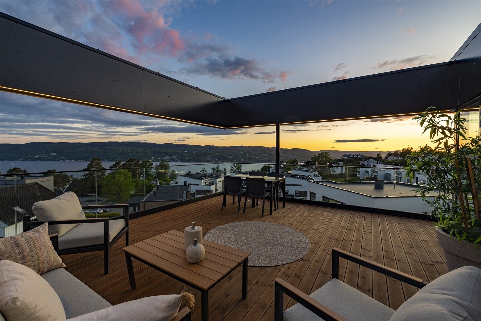 Selgers bilde av solnedgang fra terrassen Galleribilde