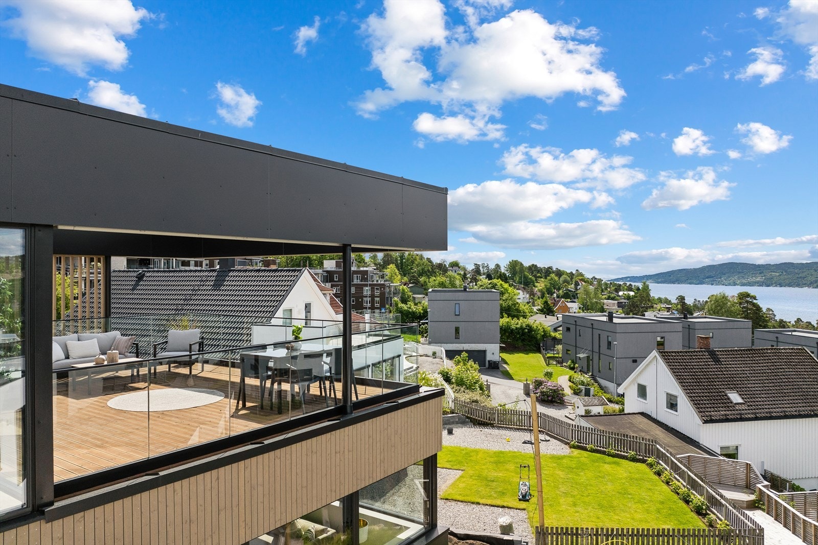 Boligen har en meget god og solrik beliggenhet i boligfeltet med panoramautsikt Galleribilde