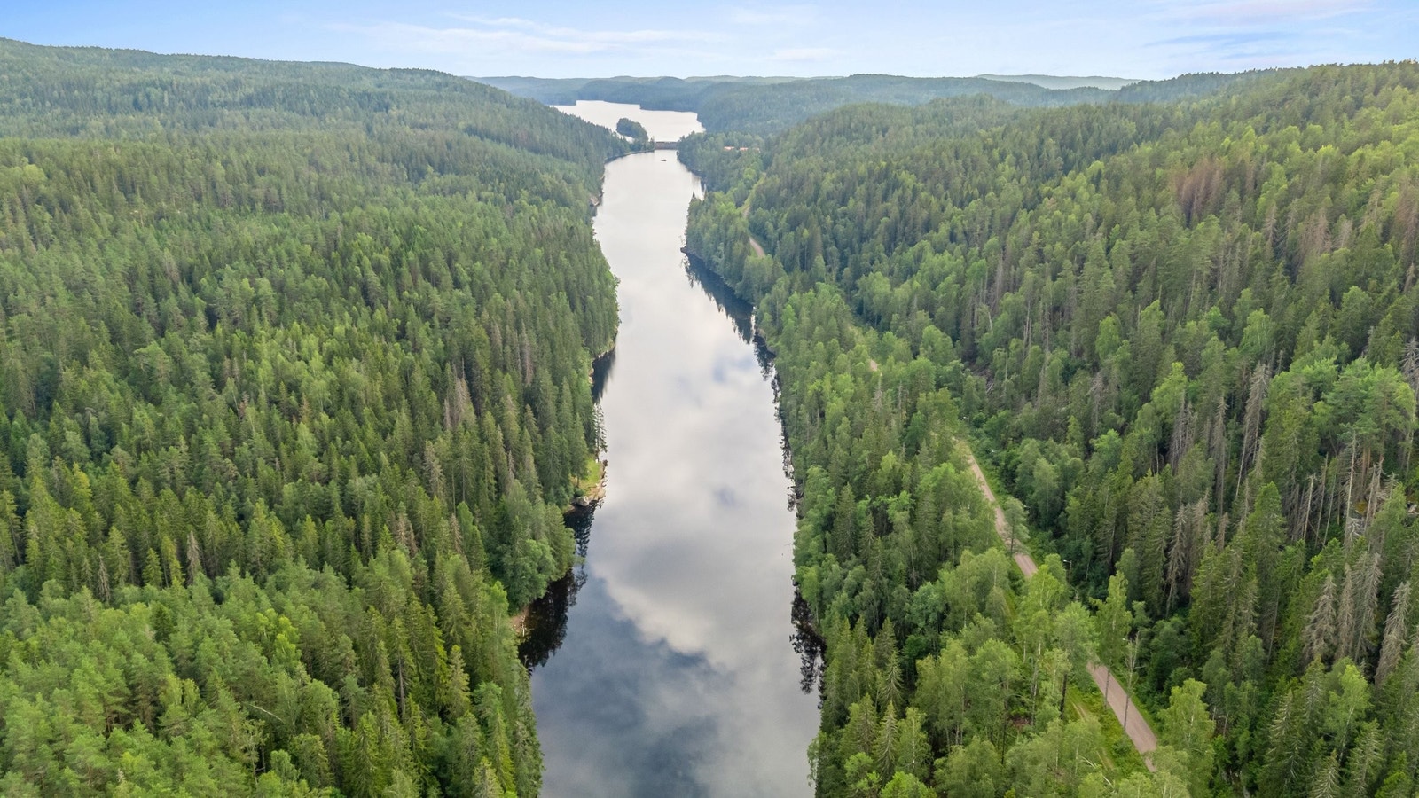 Elvåga-vannet, 20-25 min gange, opp mot Mariholtet med flere bademuligheter Galleribilde