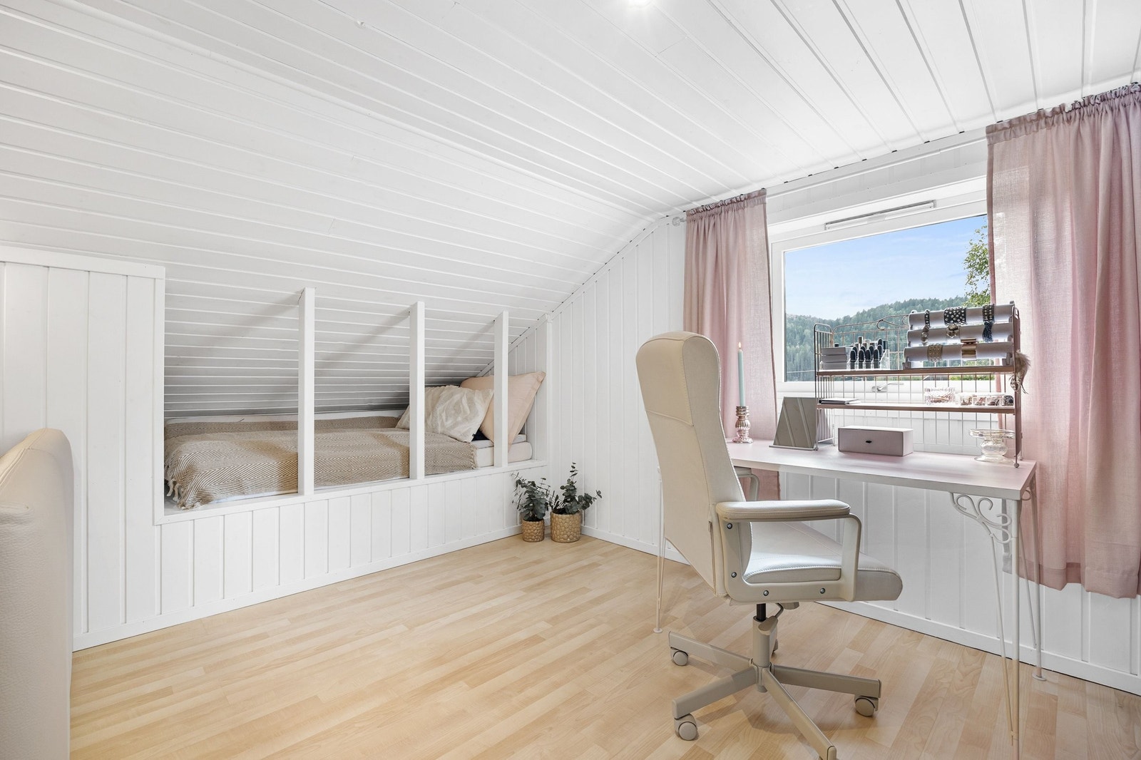 Oppholdsrom over garasje. Hobby, studier eller relax for gjester og barna. Evt treningsrom Galleribilde