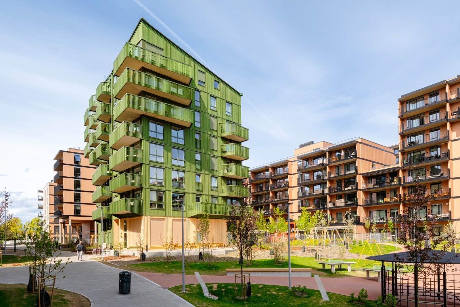 Som beboer får du tilgang til flotte fellesfasiliteter som takterrasser med fantastiske sol- og utsiktsforhold, to gjesterom med eget bad, et selskaps- og festlokale med kjøkken, samt møterom og arbeidsplasser perfekt til hjemmekontor eller studier. Galleribilde