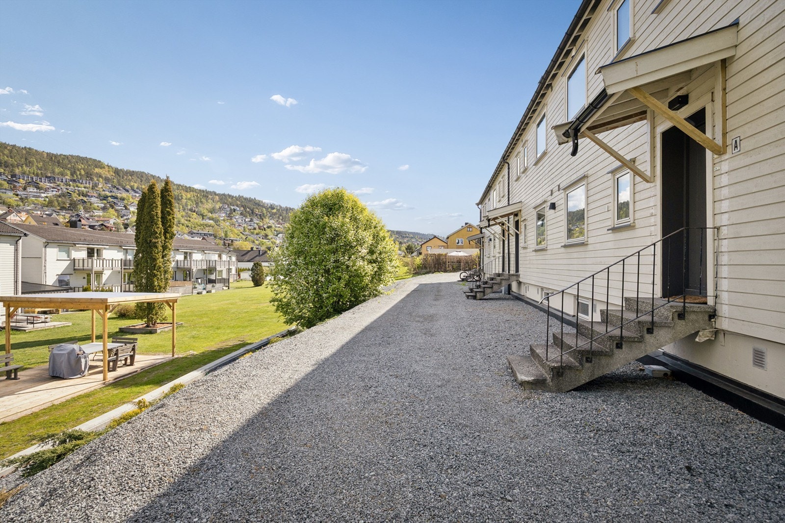 Felles overbygget inngangsparti til leiligheten Galleribilde