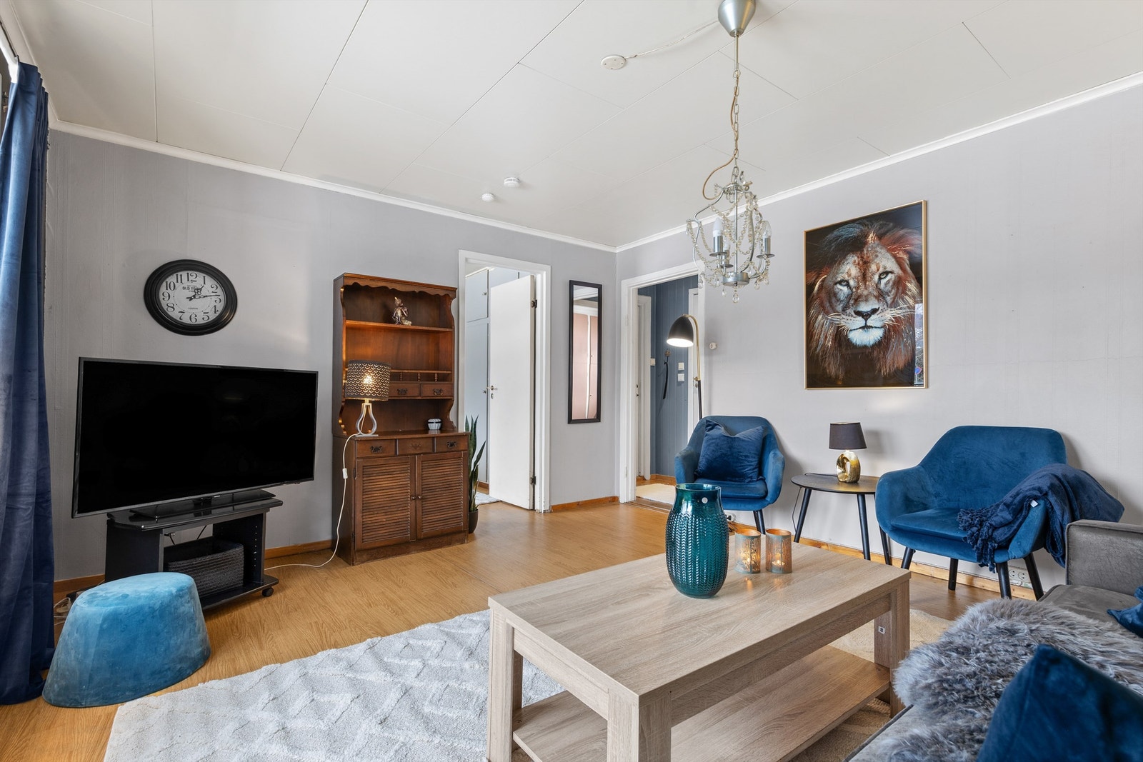 Stue med adkomst til soverom og gang Galleribilde