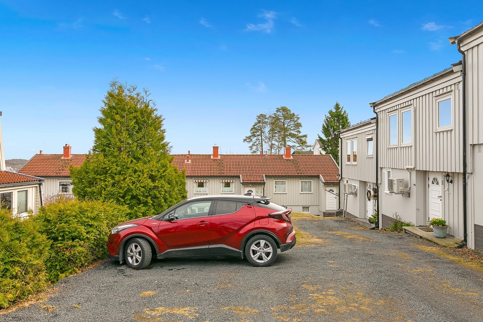 Felles parkering for borettslaget, med gode parkeringsmuligheter. Borettslaget disponerer også noen garasjeplasser. Kontakt megler for mer informasjon. Galleribilde
