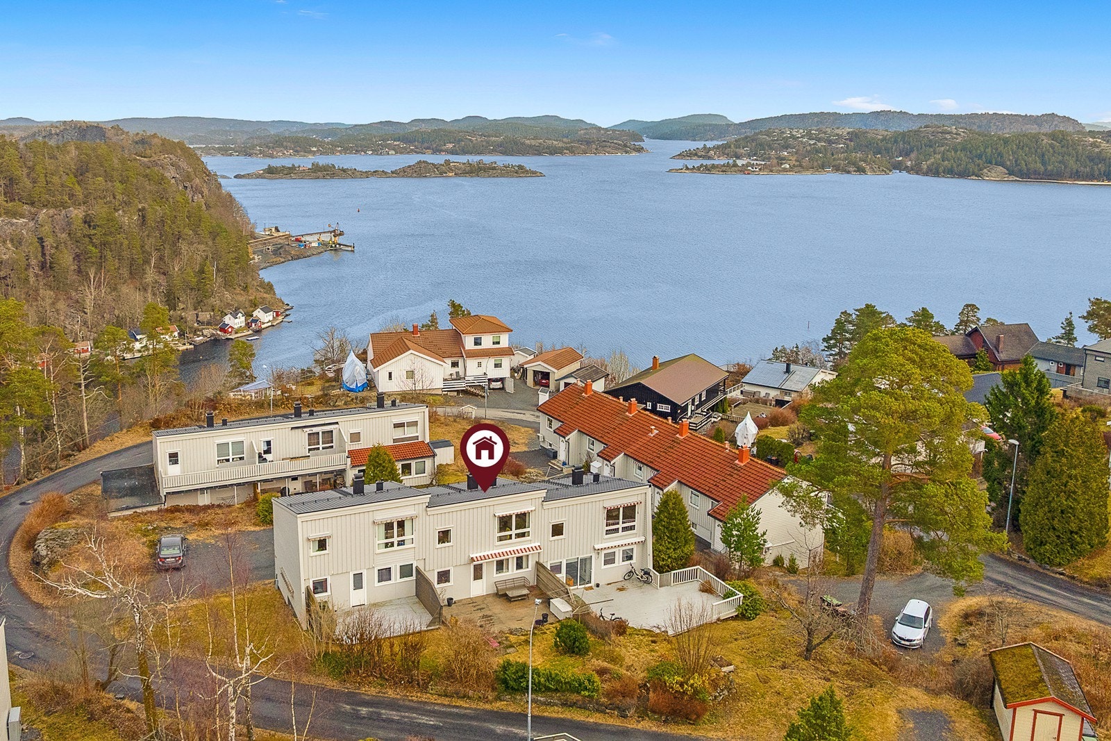 Fin rekkehusleilighet, sentralt og attraktivt beliggende. Sjøutsikt og fin solrik uteplass. Galleribilde