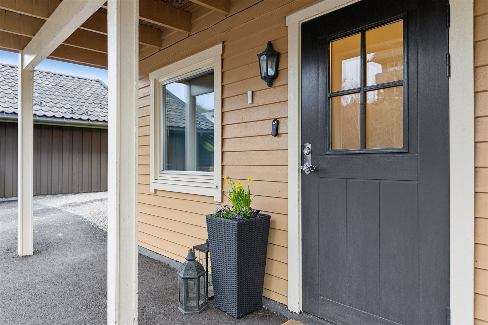 Inngangspartiet i underetasjen er overbygget og leder inn til boligens hall. Galleribilde