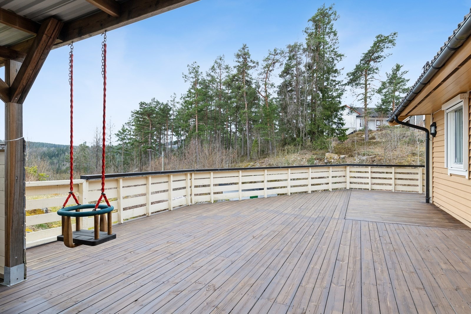 Fra terrassen er det utsikt mot nærområdet og de grønne omgivelsene. Galleribilde