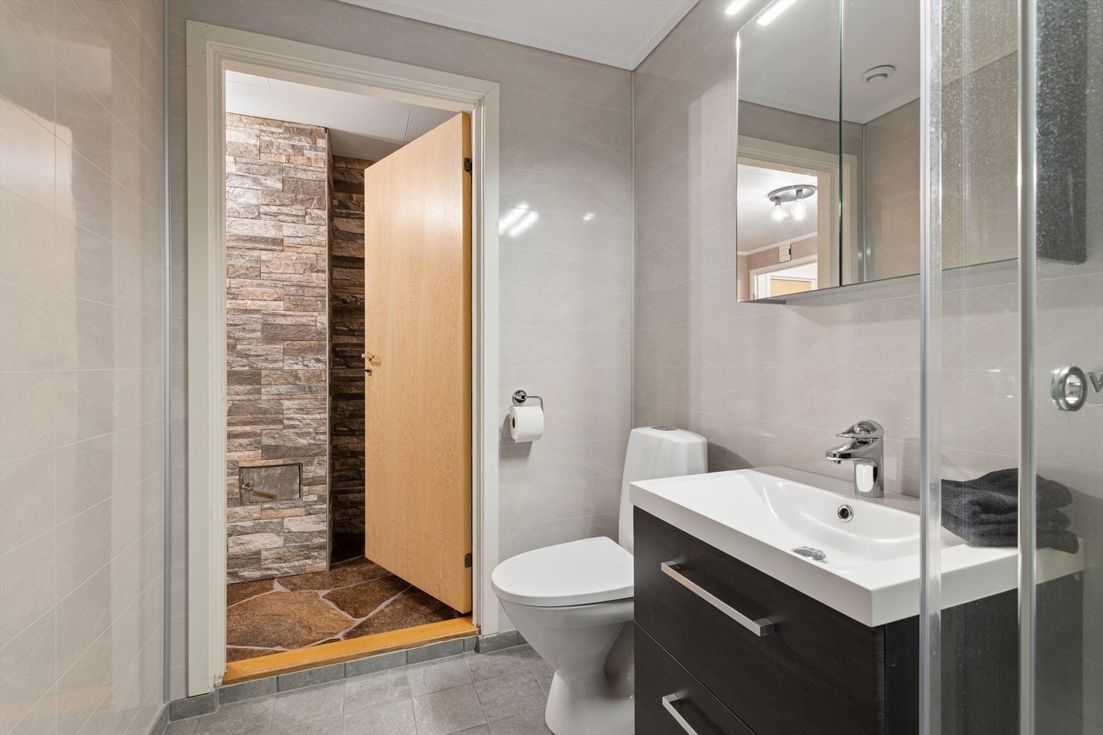 Badet har våtromsplater på veggene og mekanisk avtrekk for god ventilasjon. Galleribilde