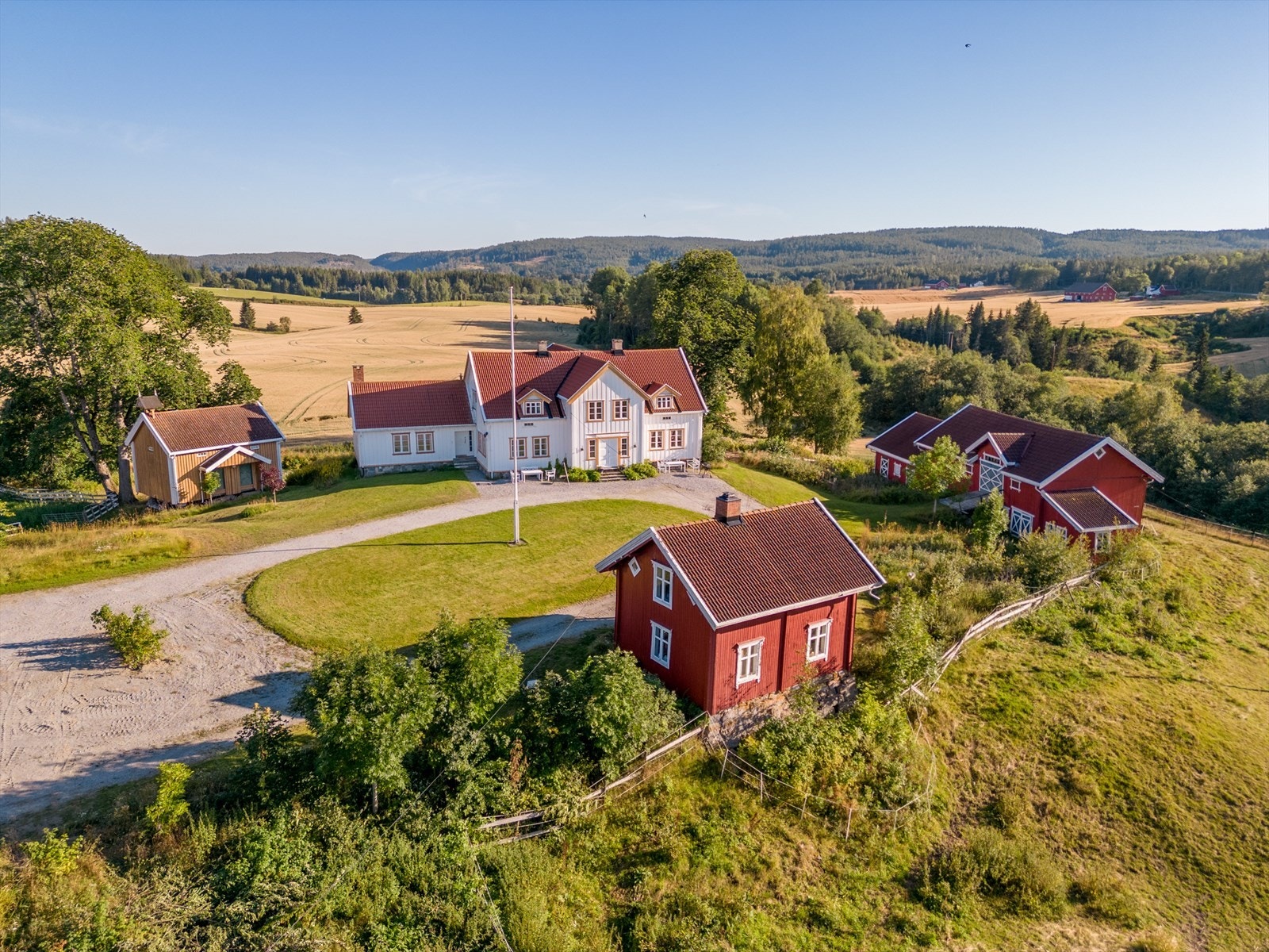 Kanskje Larsbråtan er gården du har drømt om hele livet? Du er hjertelig velkommen til visning, og vi svarer gjerne på spørsmål du måtte ha! Kontakt megler for en uforpliktende prat: Kenneth Sverre, 930 29 613 / kenneth.sverre@aktiv.no Galleribilde