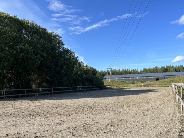 Ridehuset på Åserud gård er på 60x20 meter, og ridebanen har tilsvarende mål. Galleribilde