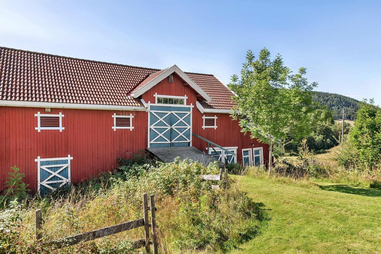 Til eiendommen hører også en eldre låve, men denne er i dårlig stand. Galleribilde